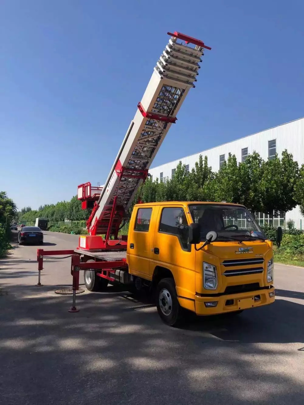 潜江附近的云梯车出租服务：轻松解决高空作业需求