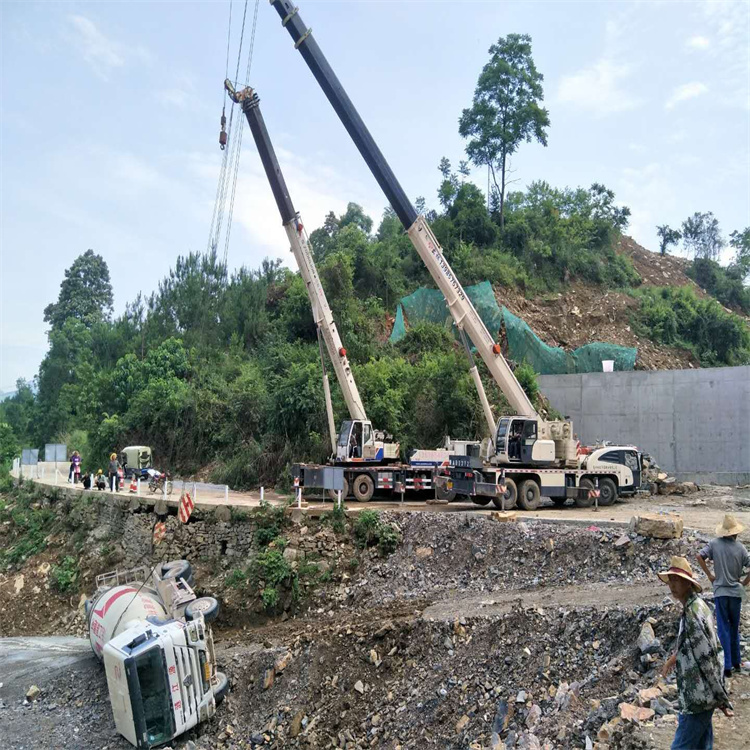 潜江汽车掉沟里叫吊车救援要多少钱